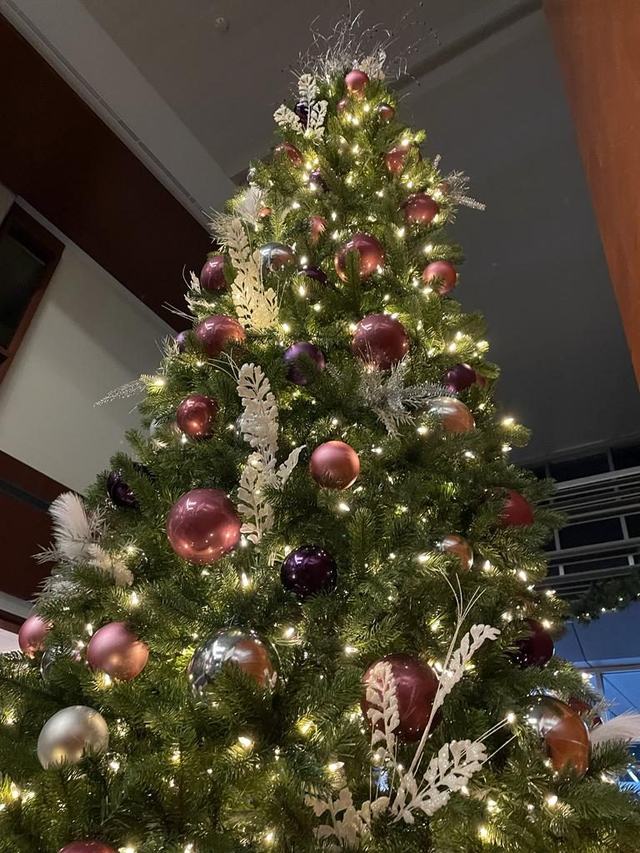 Christmas tree with pink, burgundy and white decorations